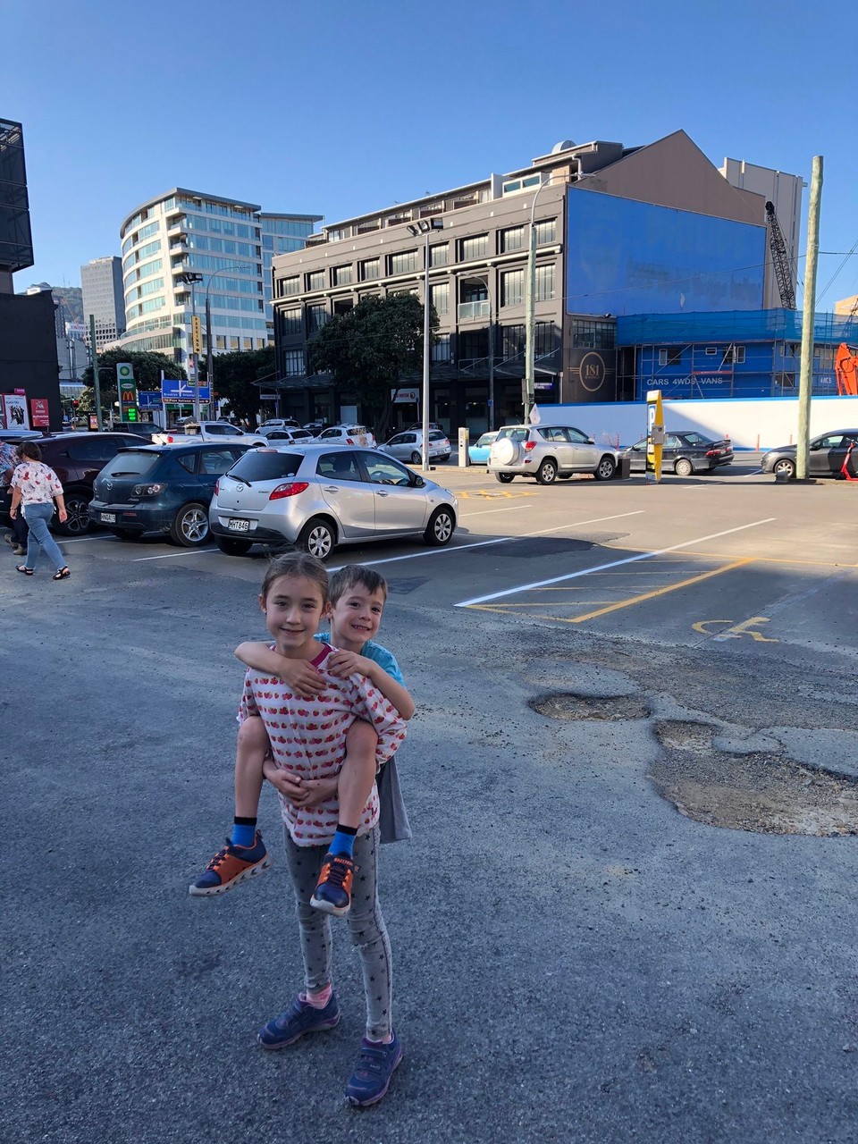Neuseeland - Waitarere - Auf dem Parkplatz vor unserem Hotel. Unser Zimmer ganz oben rechts.