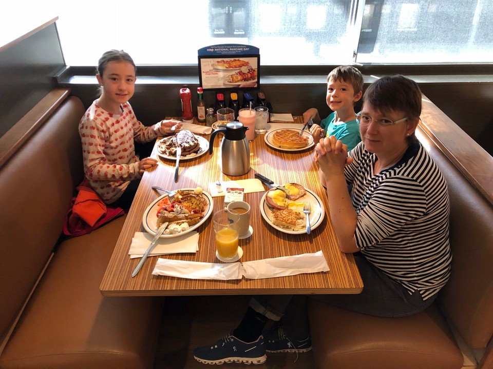 Vereinigte Staaten - San Francisco - Wir starten ganz amerikanisch in den neuen Tag mit einem Morgenessen im IHOP.