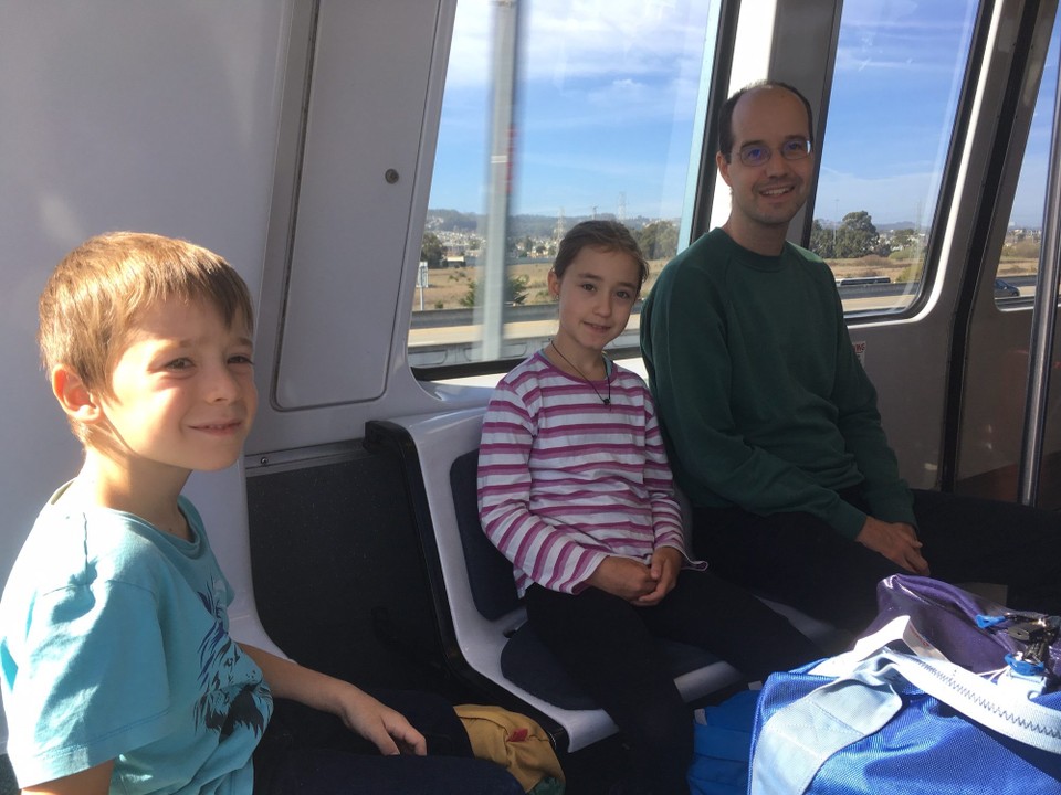 Vereinigte Staaten - South San Francisco - Mit dem Flughafenzug fahren wir zur Autovermietung Alamo.