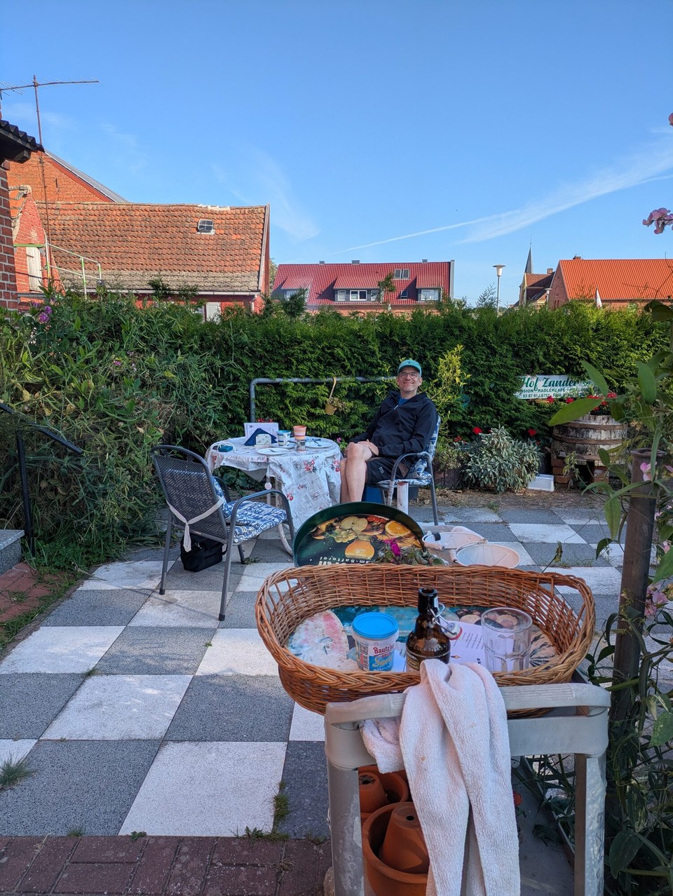 Deutschland - Havelberg - Ungefähr um vier dann endlich eine etwas ausführlichere Pause. Wieder in so einem urigen Hofcafe. Wir lieben es und meistens erfährt man dort recht interessante Dinge über Land und Leute. Wir haben festgestellt, dass die Wirtinnen zumeist sehr plauschfreudig sind.