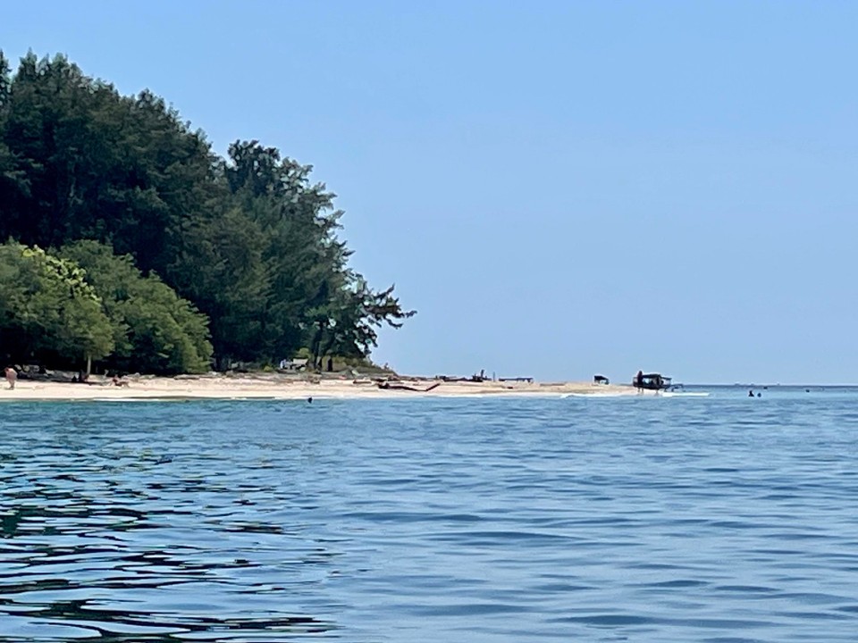 Indonesien - Kabupaten Lombok Utara - Gili Meno ist die kleinste Insel unter den drei Gili Islands und auch die mit den wenigsten Einwohnern.
Gili Meno wird oftmals als die Honeymoon-Insel bezeichnet.
Aber nicht nur für die Flitterwochen ist Meno ein wunderbarer Ort - 