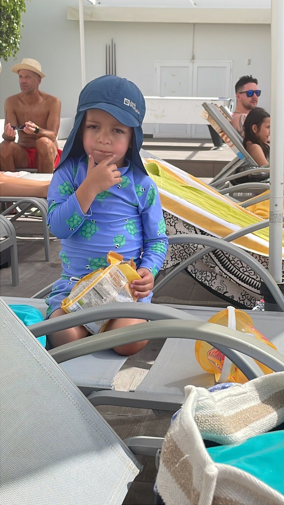 Spanien - Alcúdia - Elias war noch etwas zurückhaltend, aber Snacks gehen immer.