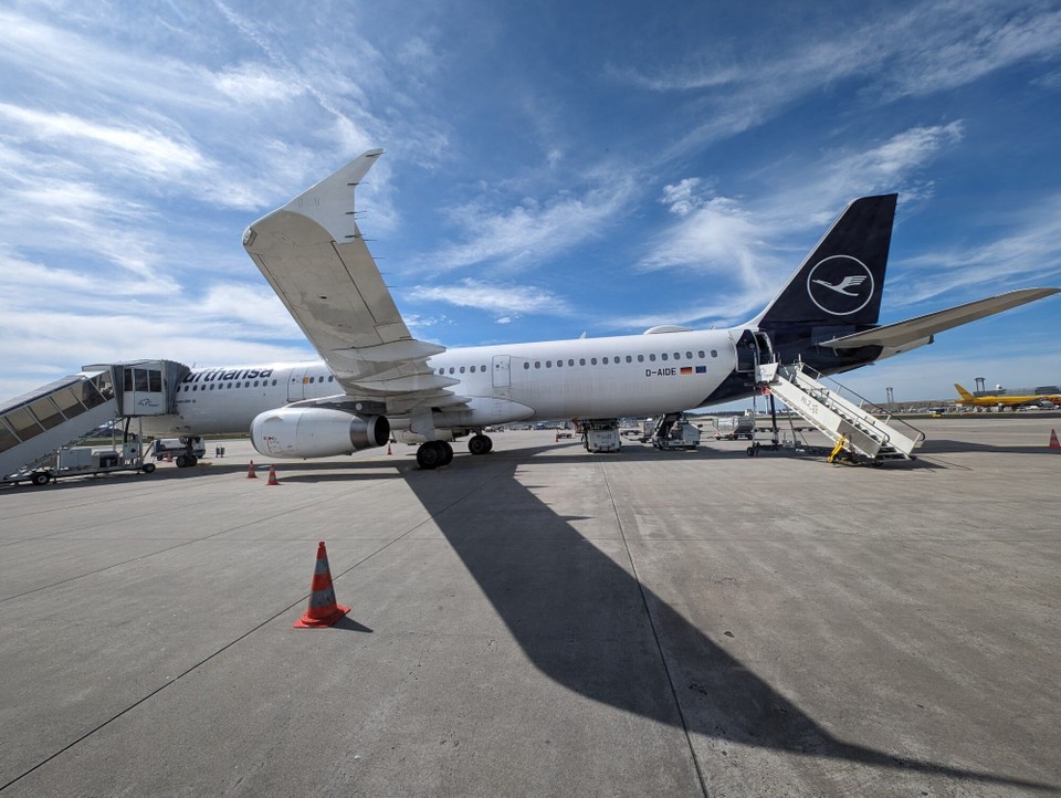 Spanien - Santiago de Compostela - Bei strahlendem Sonnenschein steigen wir ins Flugzeug.