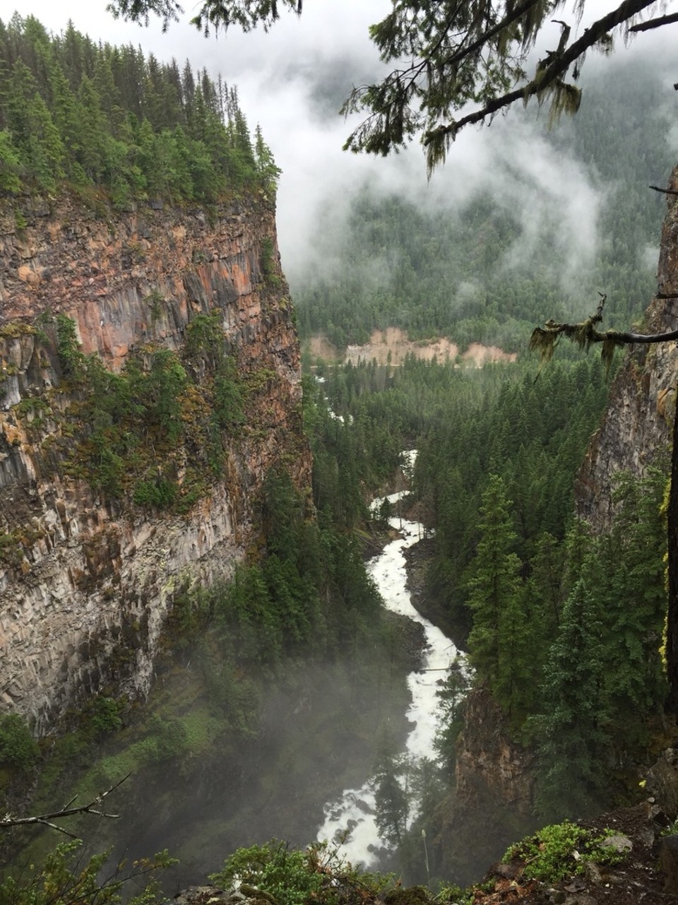Canada - Clearwater - De rivier aan de voet van Saphat Falls