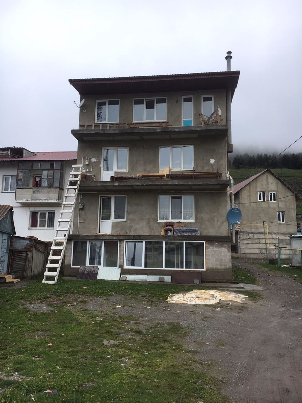 Russland - Terskol - Nach dem Frühstück fuhren wir zur Post um uns unser "Visum" beglaubigen zu lassen.  Blöd nur: das Papier war leer und diese Aktion somit beendet. Dafür einige lustige Bilder im Innenhof der Post machen können..... - Joe