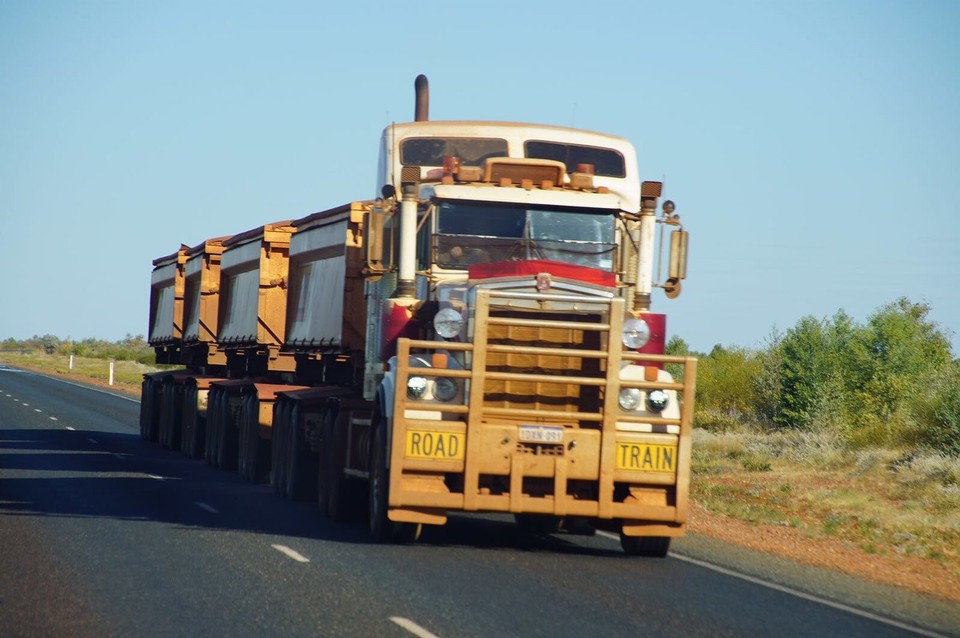  - Australien, Karijini-Nationalpark - Trucks on the Road 🚍
