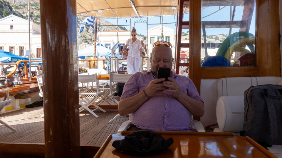 Griechenland - Symi - Bei dem Wind erstmal den besten Platz an Bord sichern.