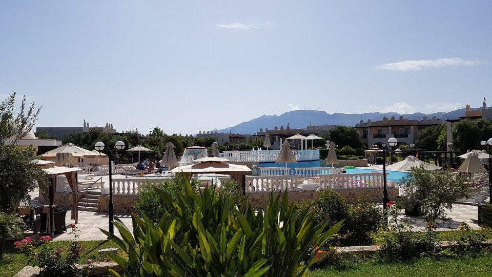 Griechenland - unbekannt - Blick vom Speisesaal, (Terrasse) auf die Hotelanlage, Pool.