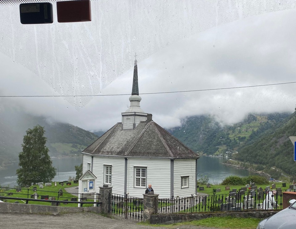 Norwegen - Geiranger - Auf der Abfahrt zum Geirangerfjord leider dicker Nebel. Die Serpentinen hinter einem Bus hinter her war es zumindest nicht ganz so „unsichtbar“ 
