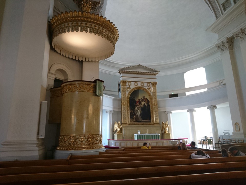 Finnland - Helsinki - Das Innere der Domkirche. Wirkt kleiner als von außen erwartet mit.
Mit Kanzel im Empirestil und Altargemälde von Carl Timoleon von Neff.
