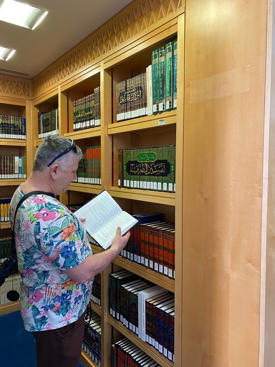 Oman -  - In der islamischen Bibliothek. Nur von rechts lesen macht Sinn