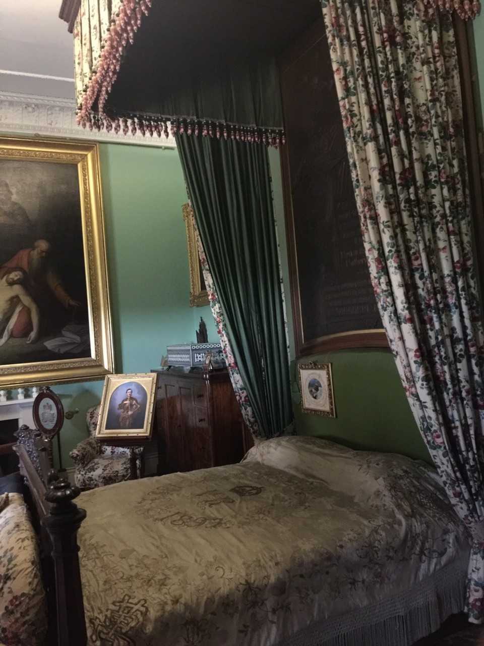  - United Kingdom, Cowes, Isle of Wight - Queen Victoria's bed. She died in this bed 22nd January 1901. 