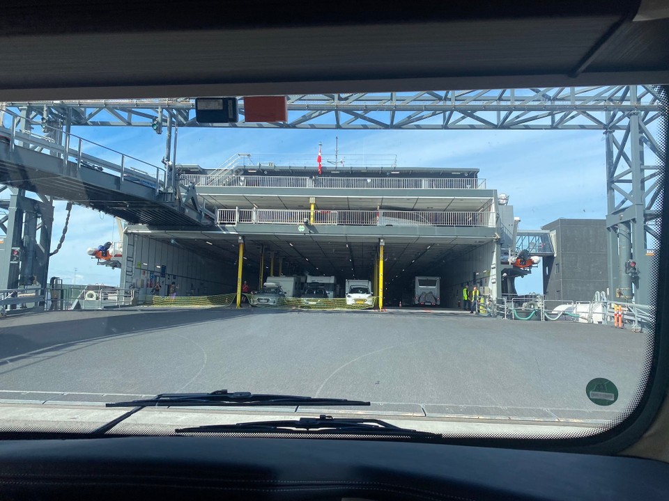 Norwegen - Evje - Los gehts - die Fähre startet 12:00 von Hirtshals - Dänemark nach Kristiansand - Norwegen. Sie fährt ca 3 h. 
Auf ihr befinden sich bis zu 400 Fahrzeuge und bis zu 1000 Personen. Sie ist 31 Meter Breit und 110 Meter lang. 
