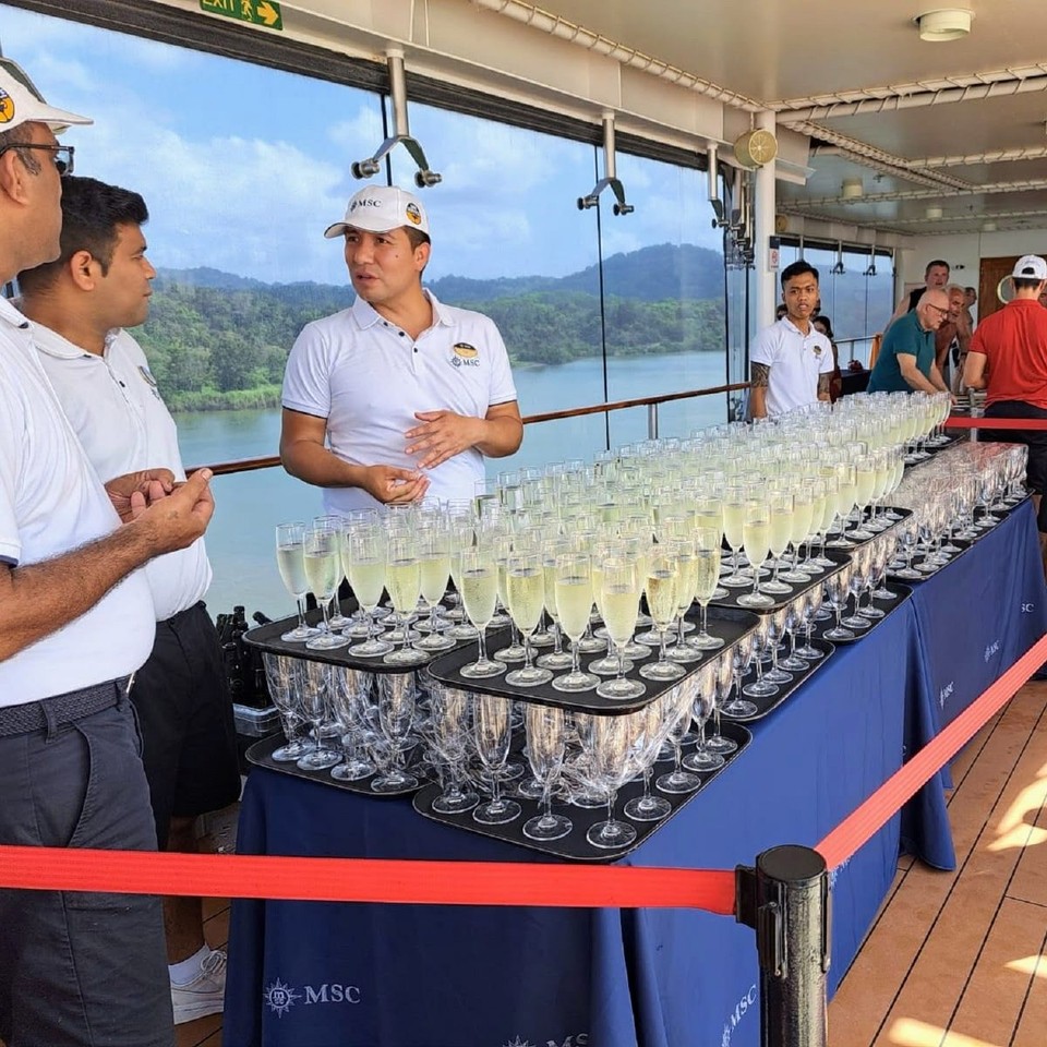 Panama - Panamakanal - Sekt für ALLE vom Kapitän spendiert, es ist seine erste Fahrt durch den Panamakanal.