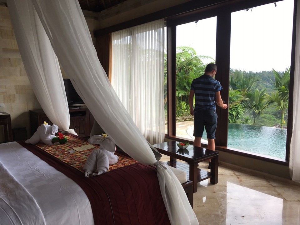 Indonesien - Gianyar - Riesiger Schlafraum mit freistehendem King-size-Bett mit Blick auf den hauseigenen Pool