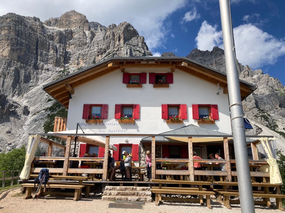 Italien - Agordo - Rifugio Bruto Carestiati . Auf der Terrasse verbringen wir den Nachmittag 