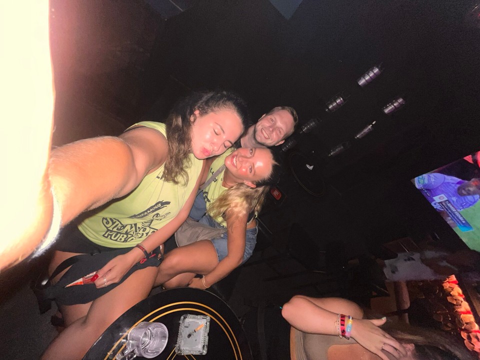 Cambodia - Siem Reap - Back and showered and out in the pub crawl. Met Lucy who I was with in Koh sdach and her friend Ondre from Czech. We had a great time