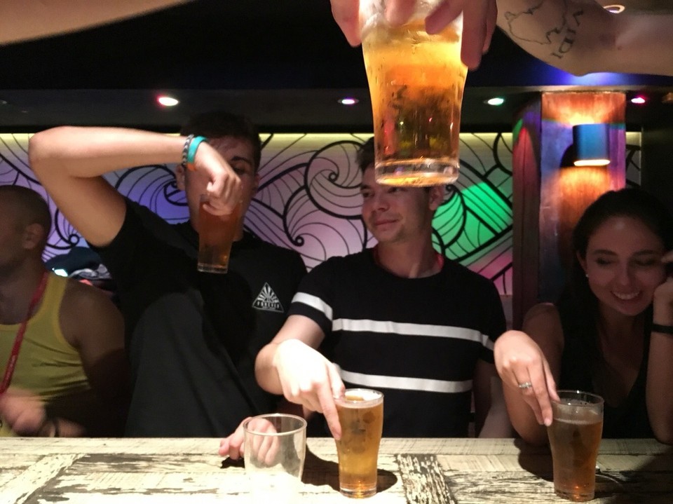 Australia - Sydney - Und dann wurde uns auch noch gezeigt wie man 'richtig' Bier trinkt - also come on!