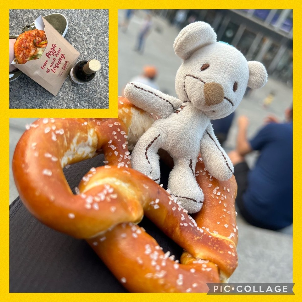 Deutschland - Köln - Dinner am Fuße des Dons auf den Treppen bei bestem Wetter & Livemusik.