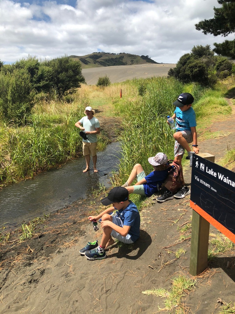 Neuseeland - Bethells Beach - Schuhe ausziehen...