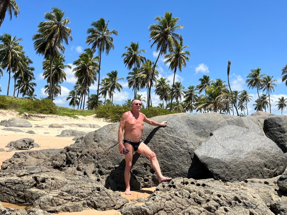 Brasilien - Salvador - Felsenlandschaft am Meer bei Ebbe