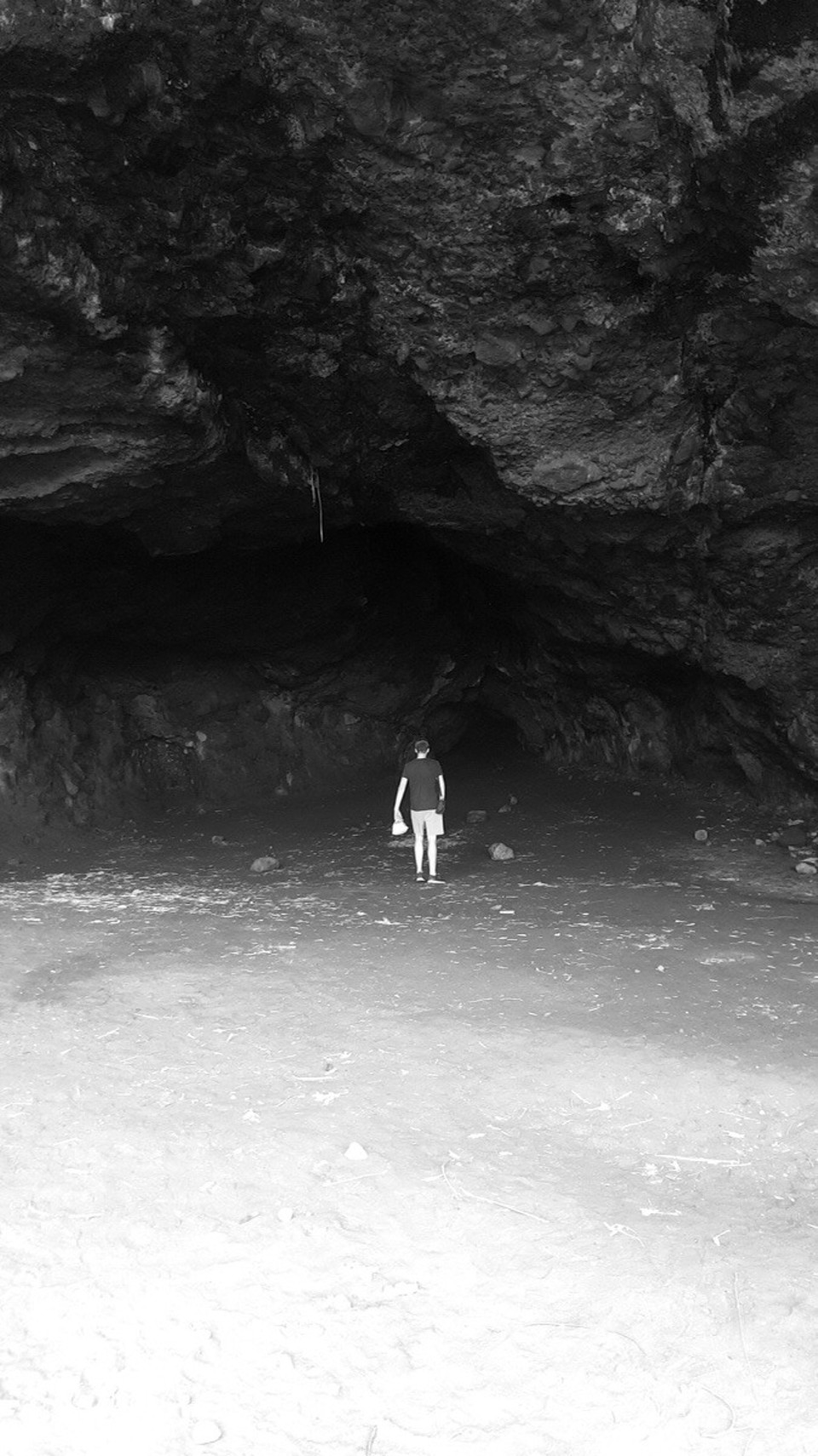 Neuseeland - Huia - Luca in einer der großen Höhlen.