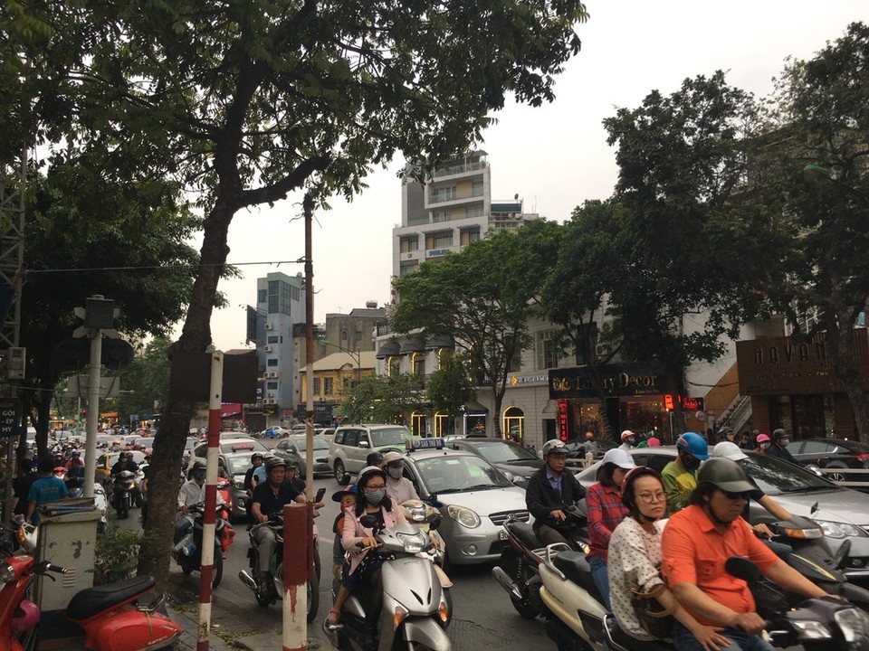 Vietnam - Hanoi - Der Verkehr in Hanoi ist Wahnsinn um über die Straße zu kommen muss man einfach langsam loslaufen dann fahren alle um einen herum! Anders würde man niemals über die Straße kommen trotzdem aber erstmal eine Überwindung. 
