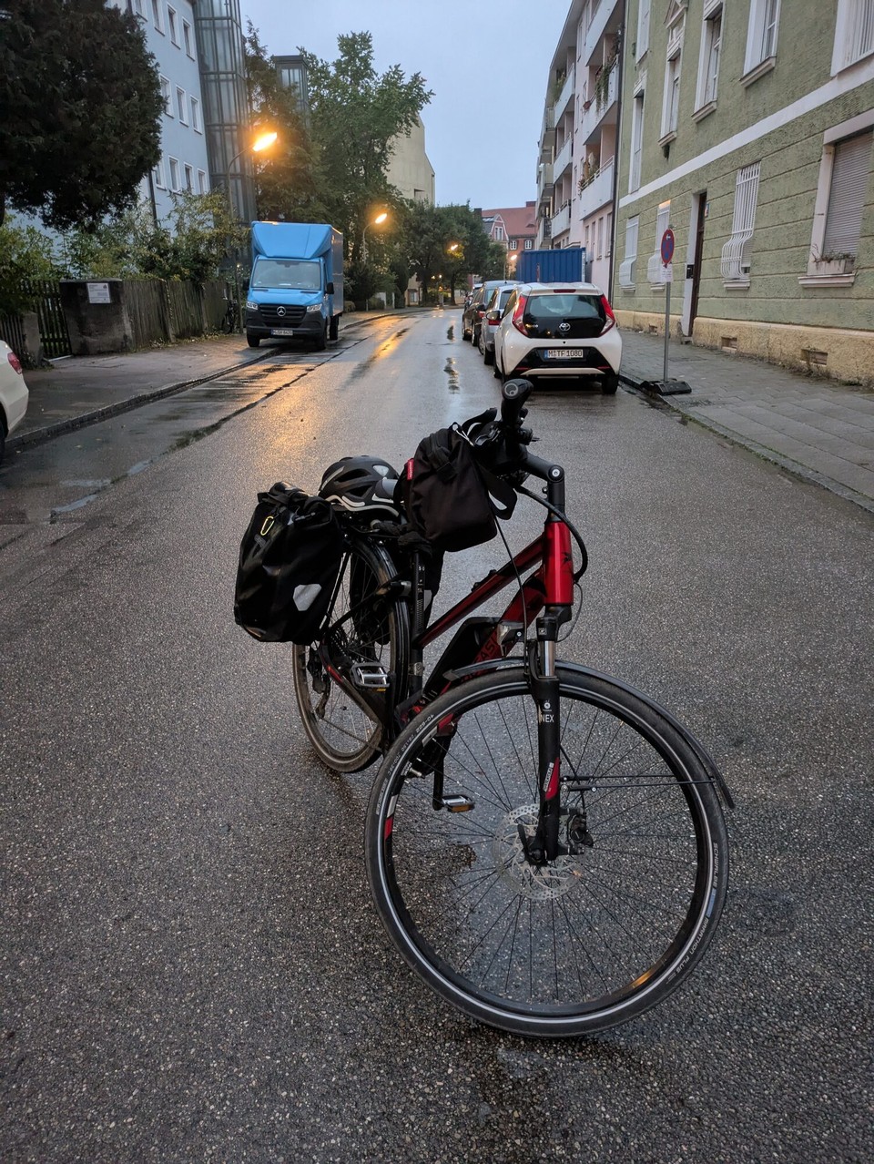 Deutschland - Lauenburg/Elbe - Auf ein Neues morgen, wir haben viel vor. Der Wind. soll nachlassen und Regen, (wie ich ihn heute früh ungeplant und unangekündigt bei Abfahrt hatte) kommt auch nicht mehr. Gute Nacht, wir sehen uns.