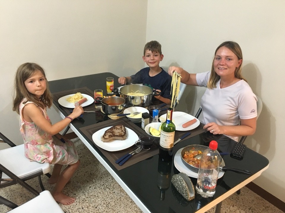 Ecuador - Guayaquil - Unser letzter Abend in Südamerika. Wir nächtigen in einem Appartement in der nähe des Flughafen. In der Nachbarschaft haben wir einen Supermarkt wie in der Schweiz gefunden. Zum Nachtessen kochten wir dann Barilla mit Tomatensauce und Käse, Gemüse, Entercote-Steak, Wienerli, Avocados. Natürlich fehlte auch der mittlerweile obligate Cabernet-Savignon nicht.  