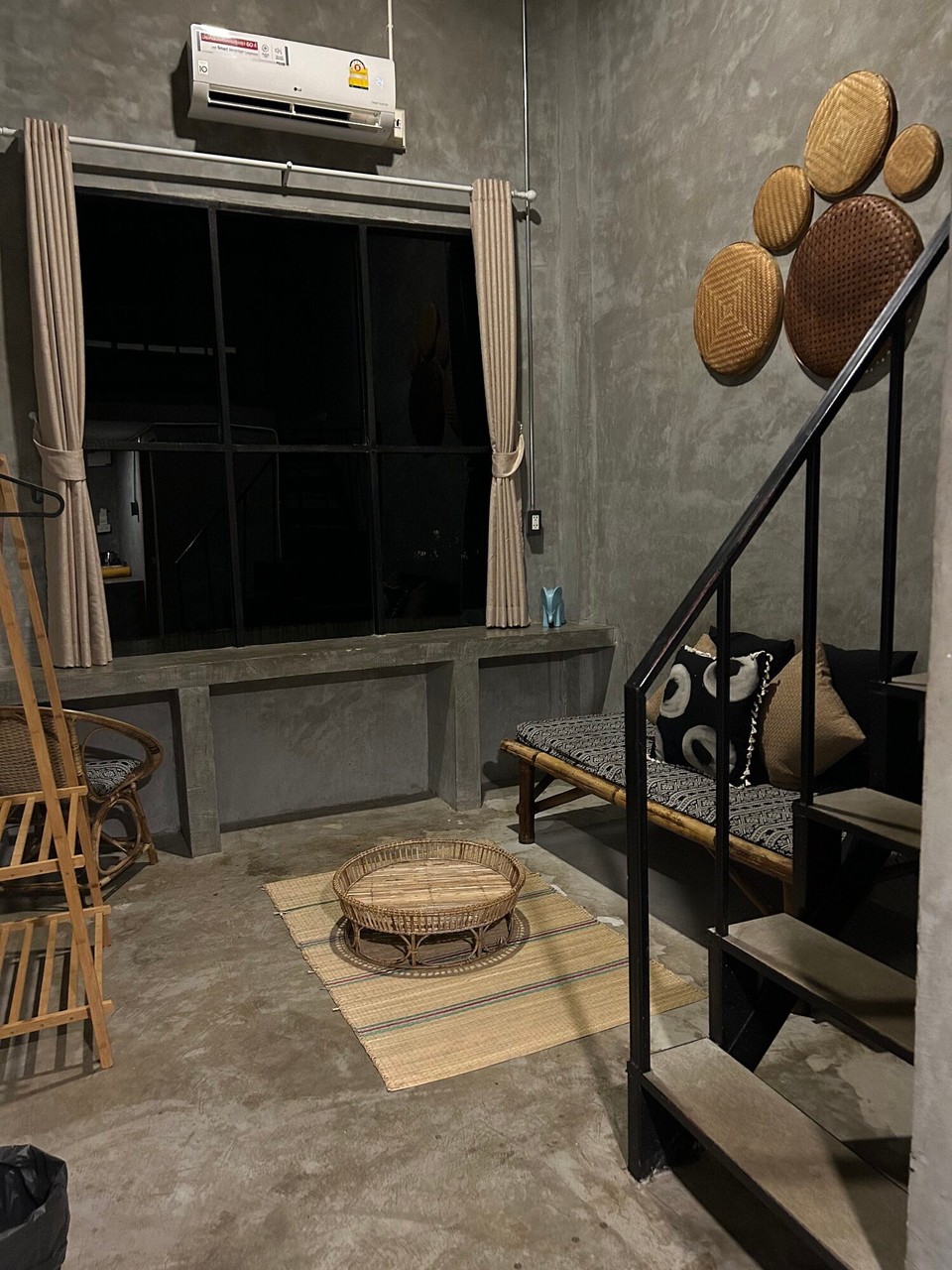 Thailand - Pai - Ein tolles Hostel-Zimmer über 2 Etagen. Im Erdgeschoss das Wohnzimmer und das Bad. Cooler Stil