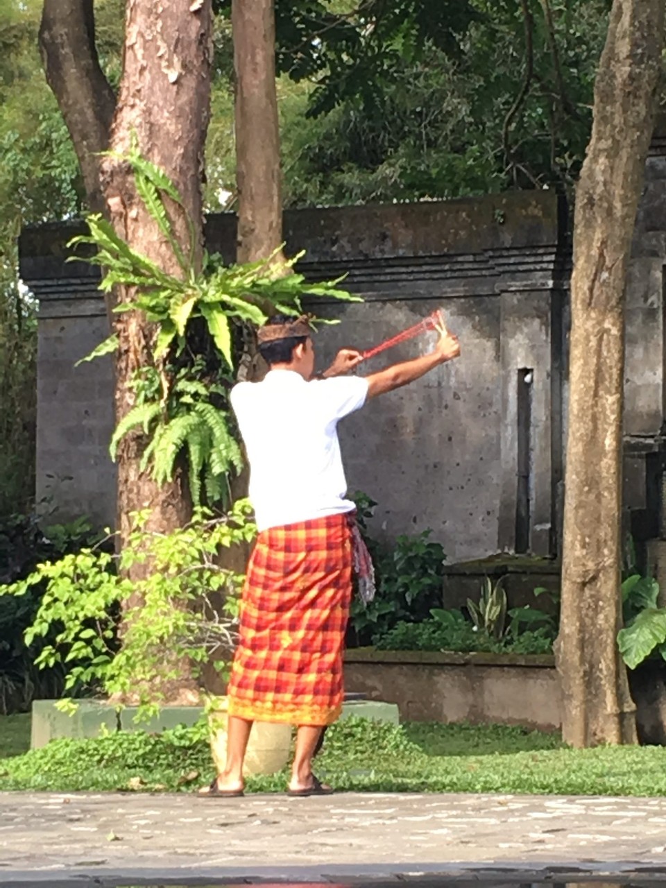Indonesia - Ubud - Egne ansatte som jobbet med å holde apene borte fra bassengområdet. 
