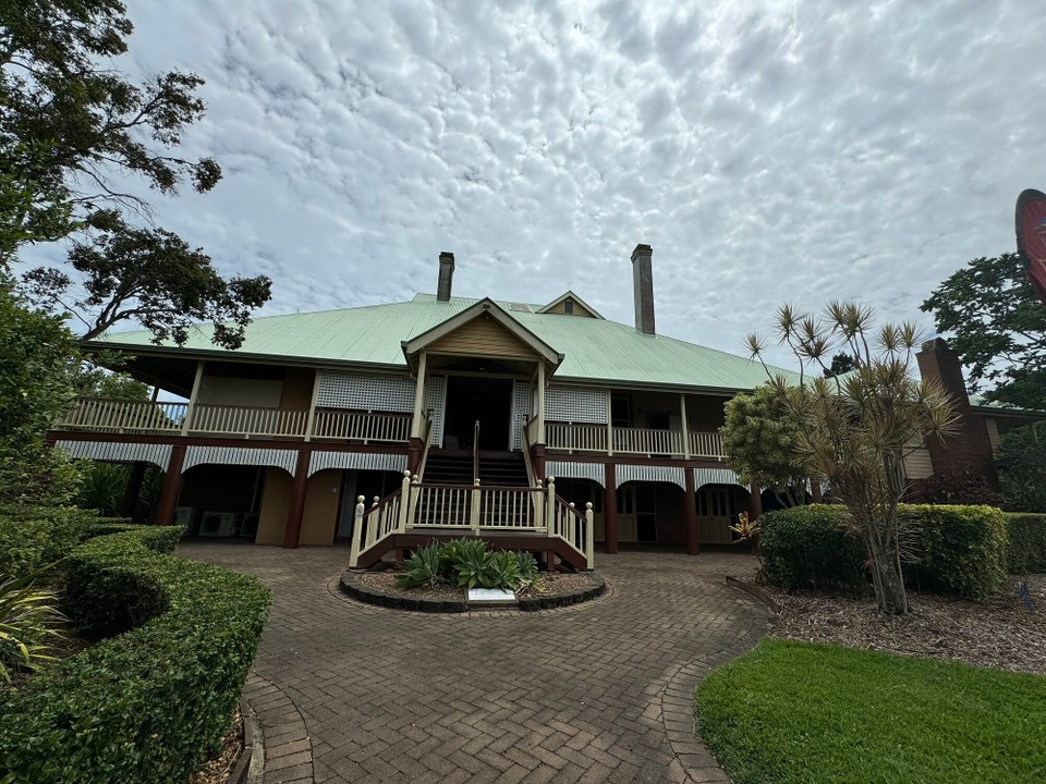 Australien - Bundaberg North - Fairymead House - Sugar Museum
Drei jungi Neuseeländrschofsbuura sind noch Australia cho und händ öpis Neus wela macha und händ mit Zuckerrohr agfanga und so het dia ganz Gschicht mitem Zuckerrohr in Queensland agfanga.... 