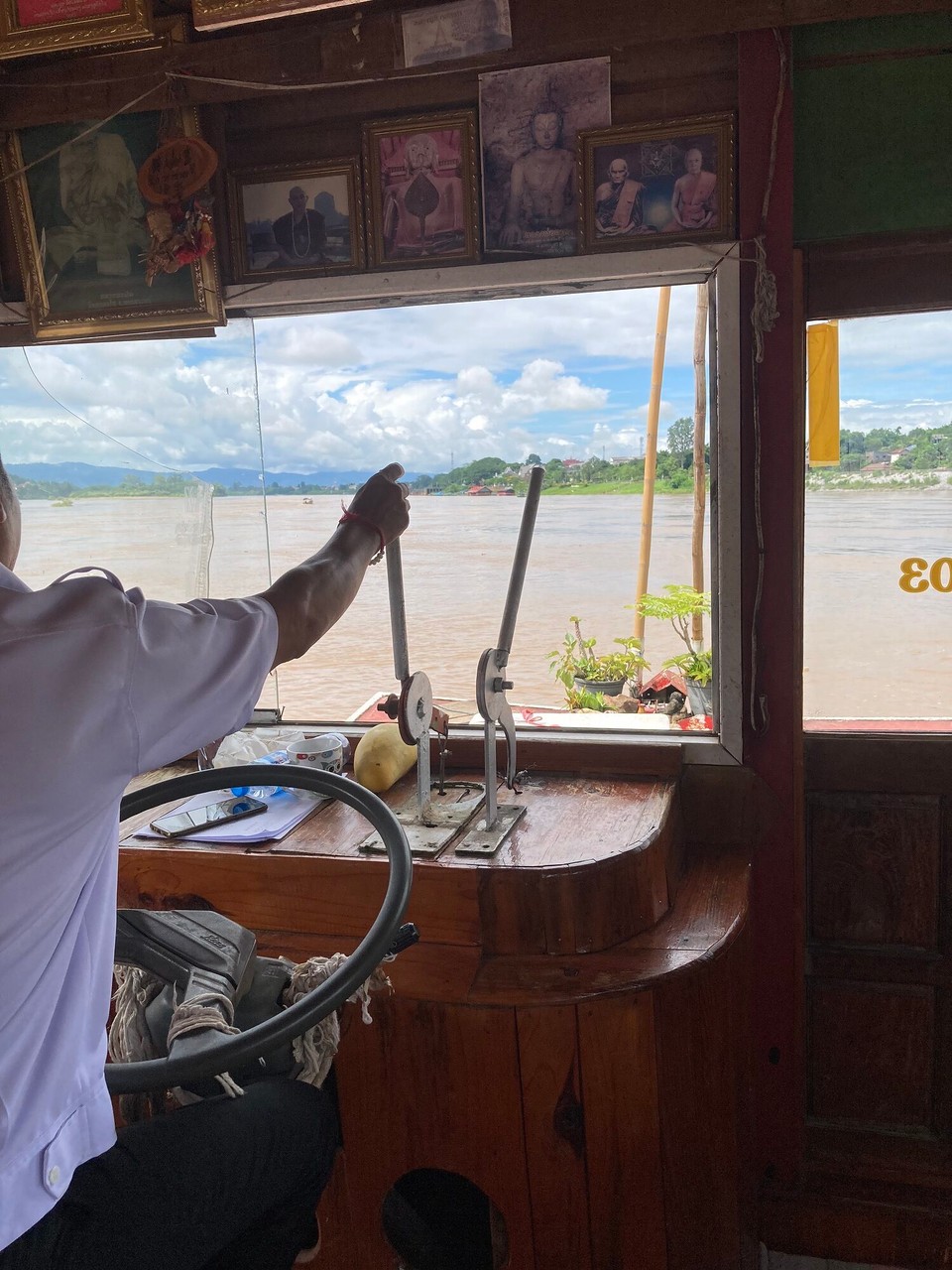 Laos - Pakbeng - Meine Sitznummer ist 02 und so sitz ich fast direkt hinterm Kapitän, der eher wie ein Busfahrer scheint 😂