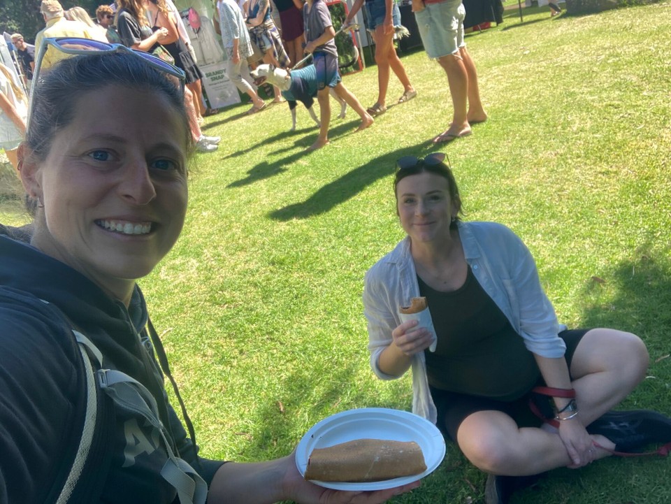 Neuseeland - Mount Maunganui - Und da gönnen wir uns einen Crêpes mit Apfel- Heidelbeermischung an Vanillepudding und Schokosoße 🤤