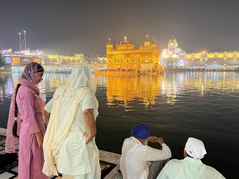 Indien - Amritsar - Abends Betende im prachtvoll beleuchten Tempel