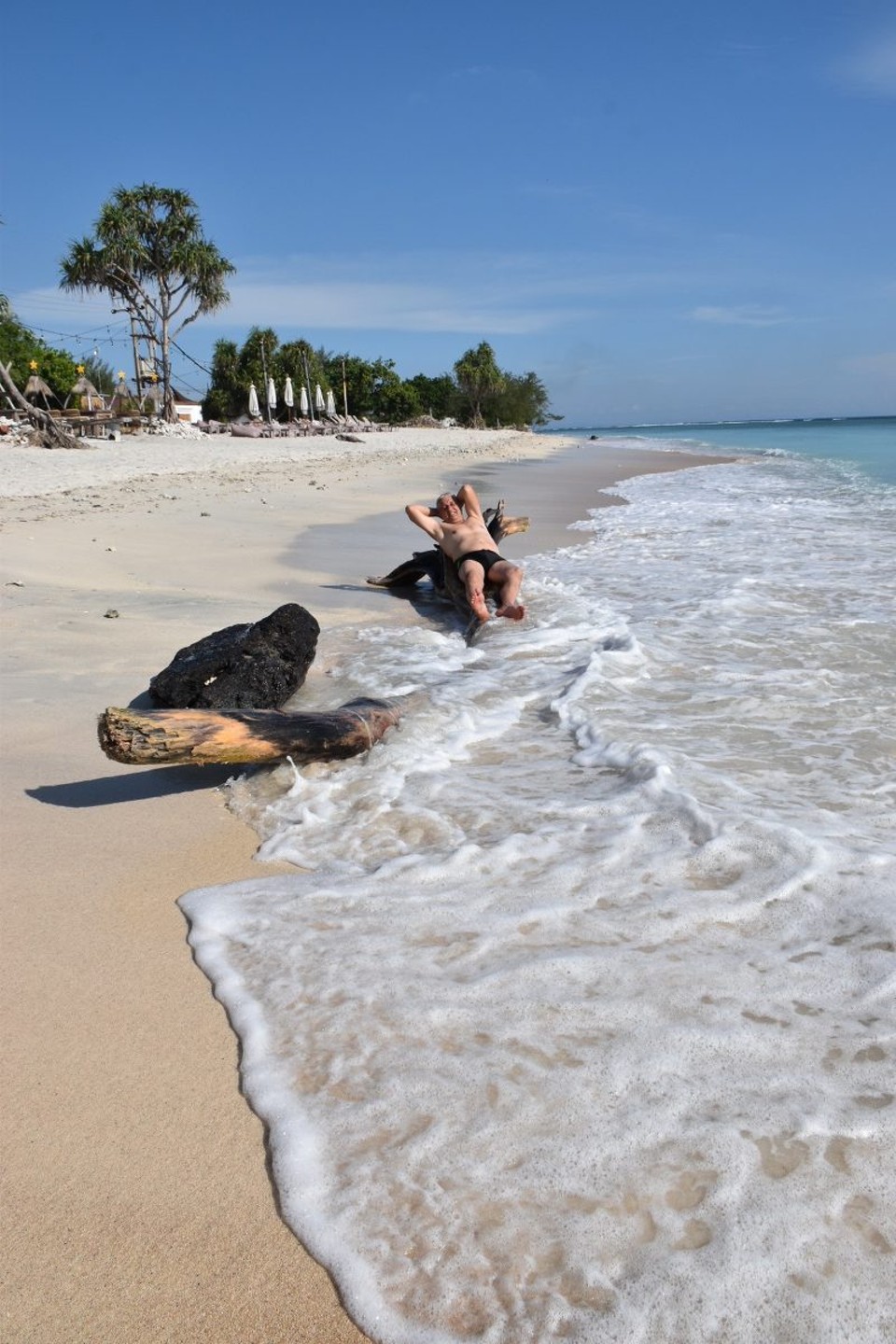 Indonesien - Kabupaten Lombok Utara - Bei der Hitze ist das ganz schön anstrengend, also eine Abkühlung im Meer.
Dazu muss ich sagen, die Temperaturen liegen hier um die 30 Grad und das Meer hat 27 Grad.