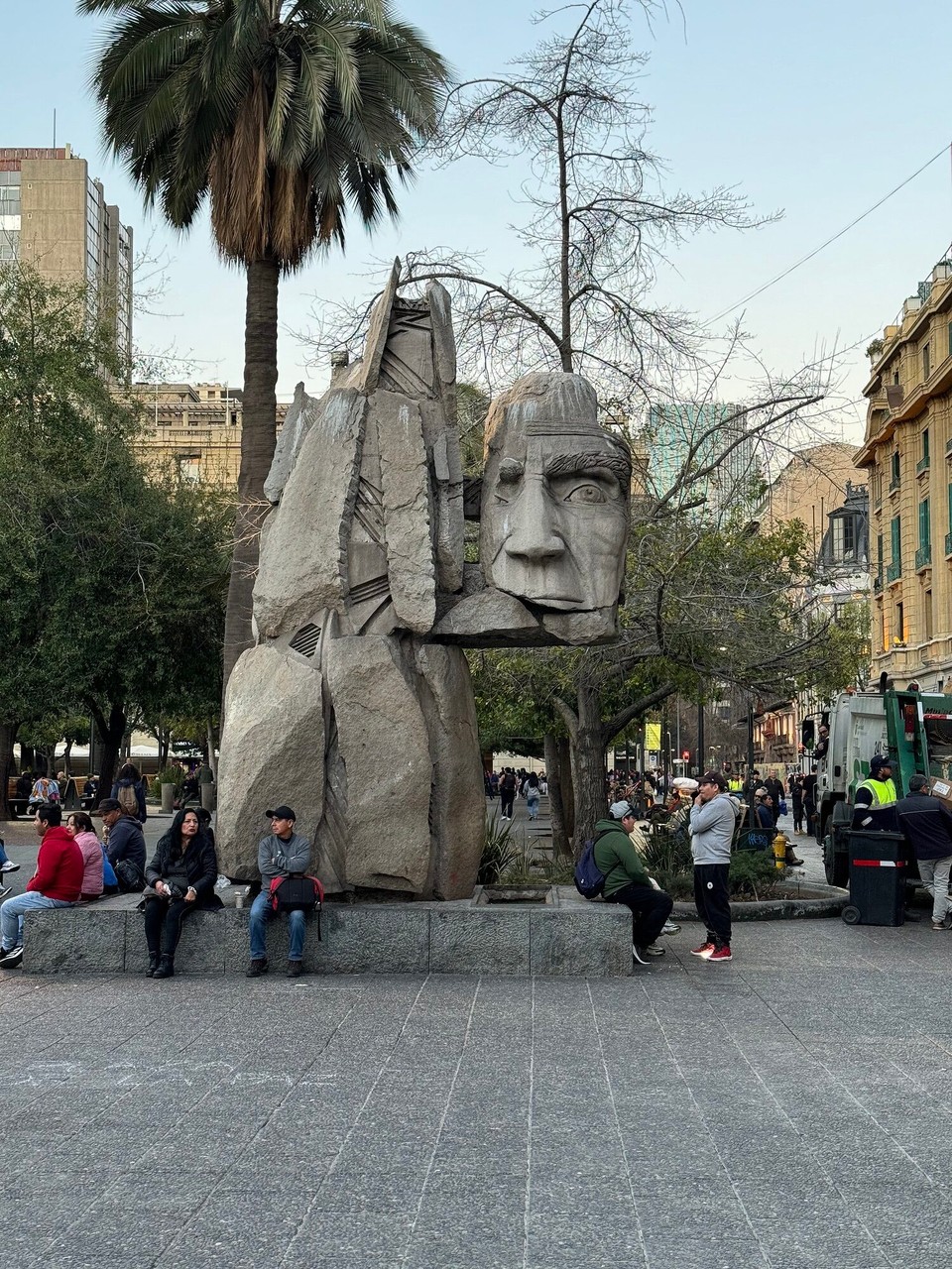 Chile - Santiago de Chile - Skulptur für die Völker Chiles