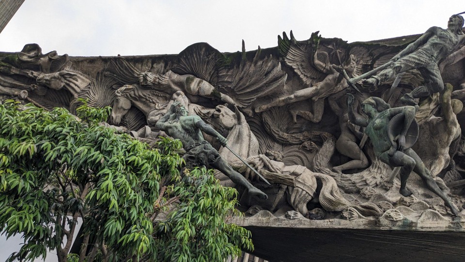 Kolumbien - Medellín - Auf dem Relief (?) Ist die Geschichte Kolumbiens dargestellt ..es beginnt mit einem Fisch als Symbol der Evolution, dann gibt es einen nackten Mann als Symbol für Gott und so geht es weiter :D  