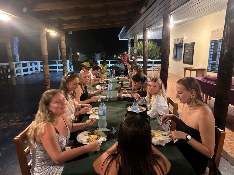 Fidschi - Yalobi - I’m 12 Ihr gibts lunch da lerne ich 7 Däninnen und ein Schwedisches Paar kennen Um 16h ist Teatime und um 18:30 gibts Abendessen. Die. Chefin des Hauses macht eine Kulturvortrag über Leben und Gewohnheit auf Fiji, und am Schluss müssen alle Ihre Nationalhymne singen.