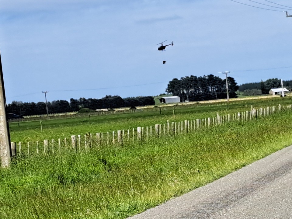 Neuseeland - Koitiata - Dünger streüen mit dem Helikopter 
