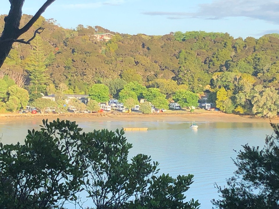 Neuseeland - Karikari Peninsula - Der Campingplatz nahe Paihia von gegenüber 