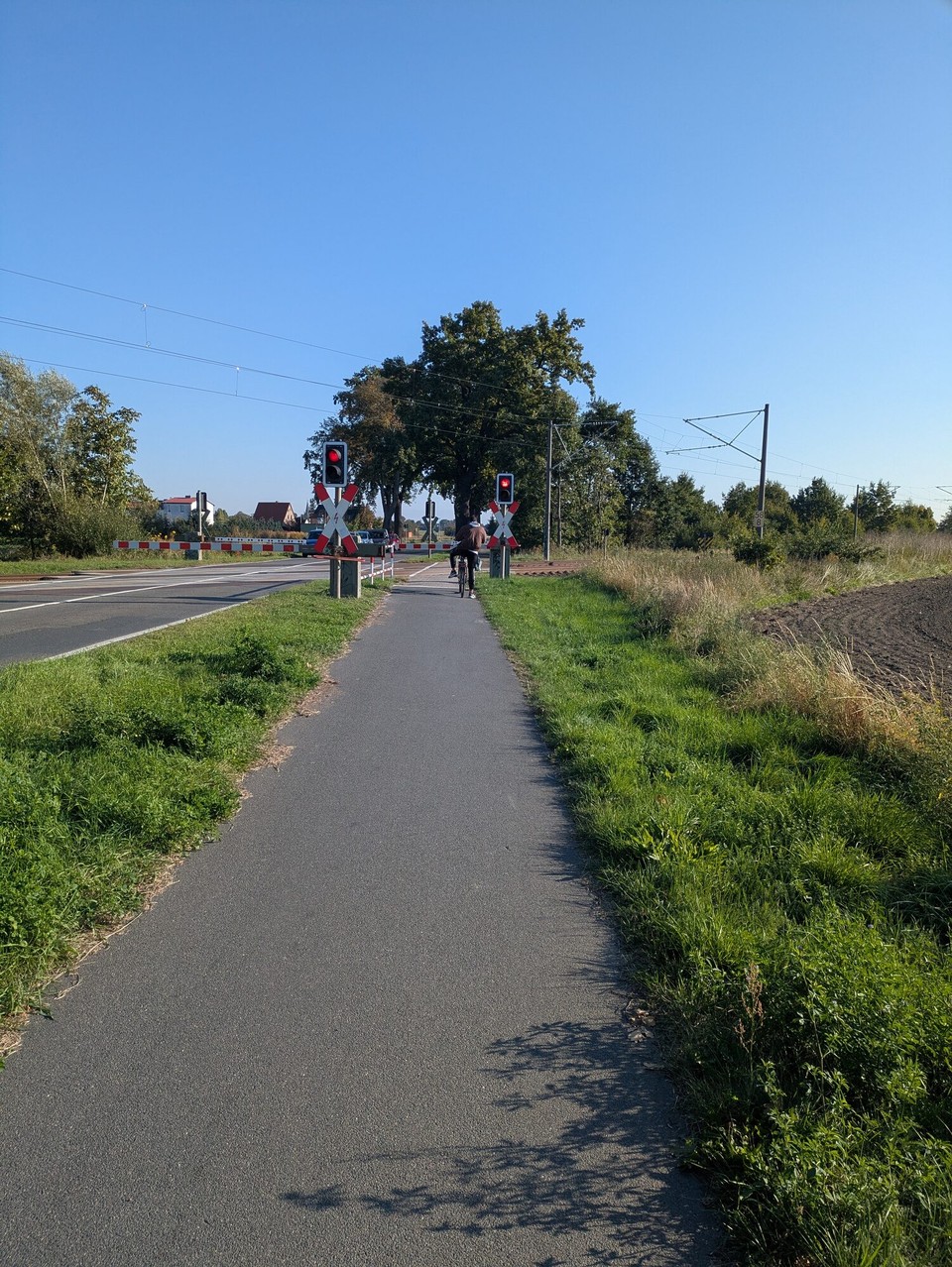 Deutschland - Berlin - Um halb zehn ging es dann los und als erstes standen wir mal an einer geschlossenen Schranke....