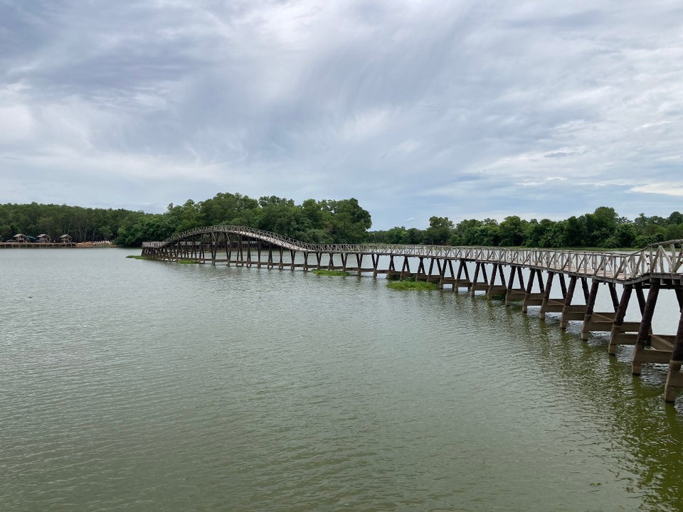 Thailand - Mueang Chumphon - Nong Yai Wooden Bridge - auf der anderen Seite wird fleißig gebaut, da kommen noch mehr Brücken dazu 😀