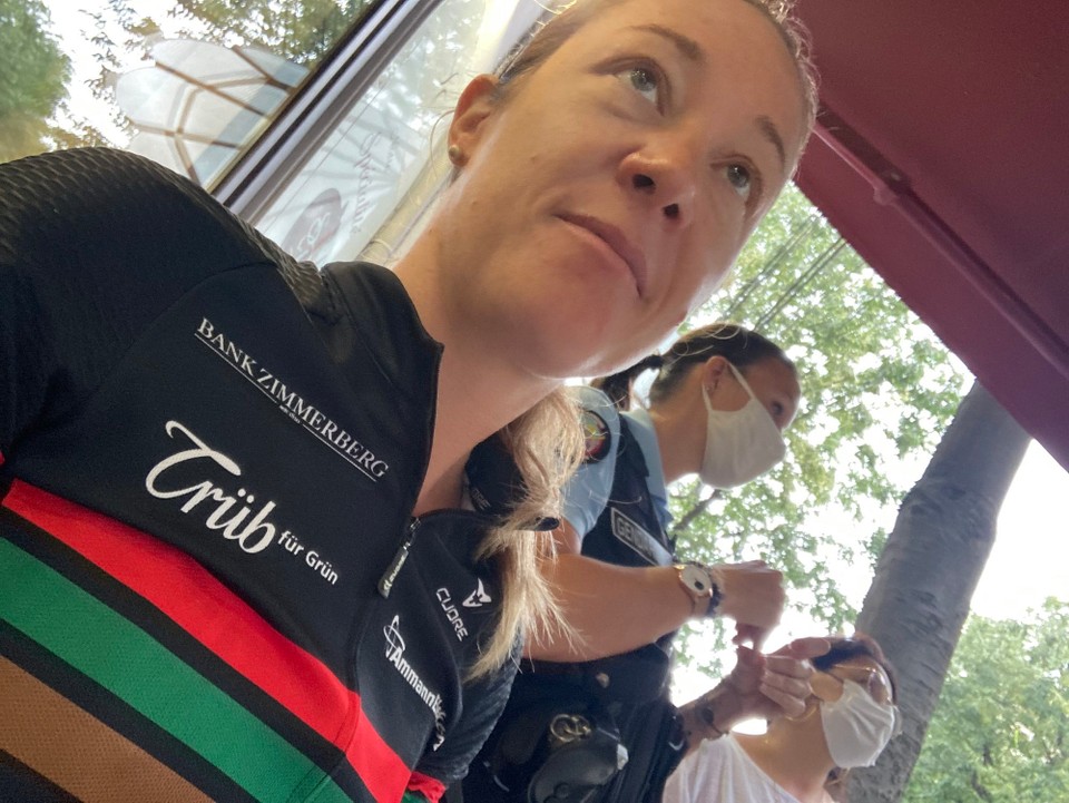 Frankreich - Carpentras - Sie hats an die Hand genommen. Kuule Polizistin😎👍🏻 (ja es ist wirklich passiert🤣)