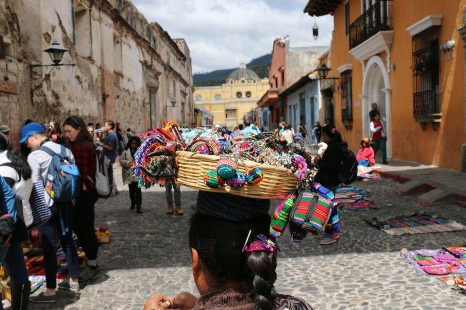 Guatemala - La Antigua Guatemala - Kennen wir normalerweise nur vom Fernsehen :D Gigantisch, wie die Frauen das hier beherrschen. 