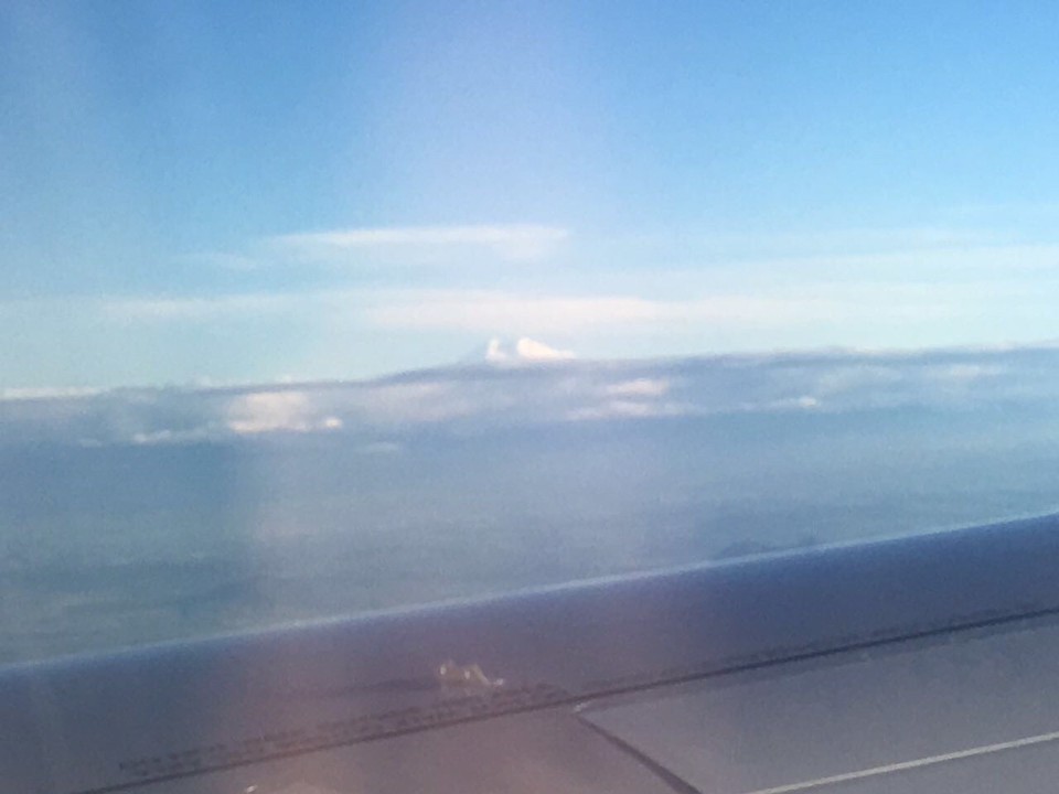 Russland -  - Ca 25 min vor der Landung in MRV erblicken wir zum ersten Mal den Elbrus. Der Berg ragt weit über die Wolken und erstrahlt im schönen Abendlicht. Was ein schöner Moment. Das nächste Mal werden wir ihn vermutlich erst sehen wenn wir den Gipfel erklimmen.