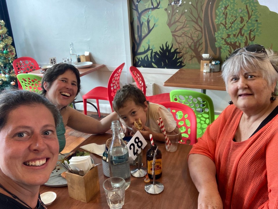 Neuseeland - Upper Hutt - Jo mit ihrem Sohn Max, Ginny und ich zum Lunch 😅