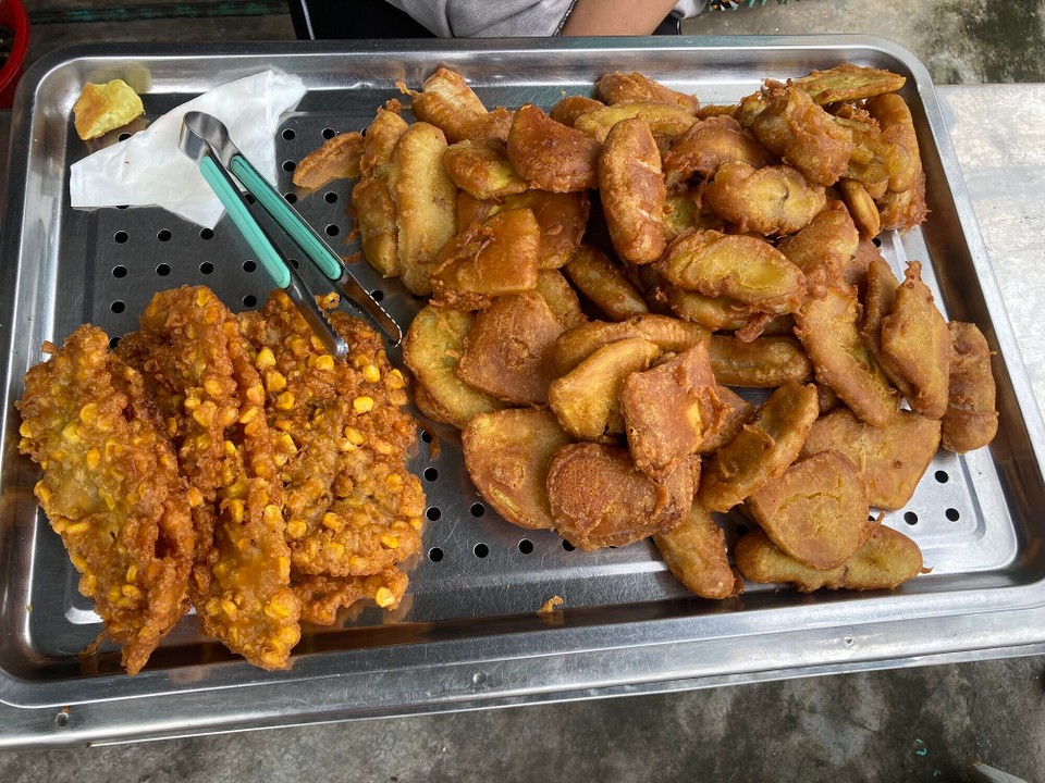 Vietnam - Hoa Lu - Ich snack mich mal wieder durch die Gegend 🤤 frittierte Banane, Kartoffel und Mais (Banh khoai chuoi,?, Banh ngo)