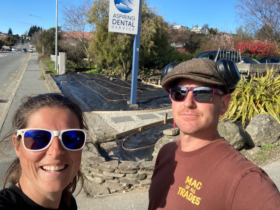 Neuseeland - Wanaka - Am Ende des Tages sind Steine geschaufelt, Gehwegplatten verlegt, Matten und Schläuche angebracht und mit Steinen vorläufig befestigt - Mac neben mir ist zufrieden 😀