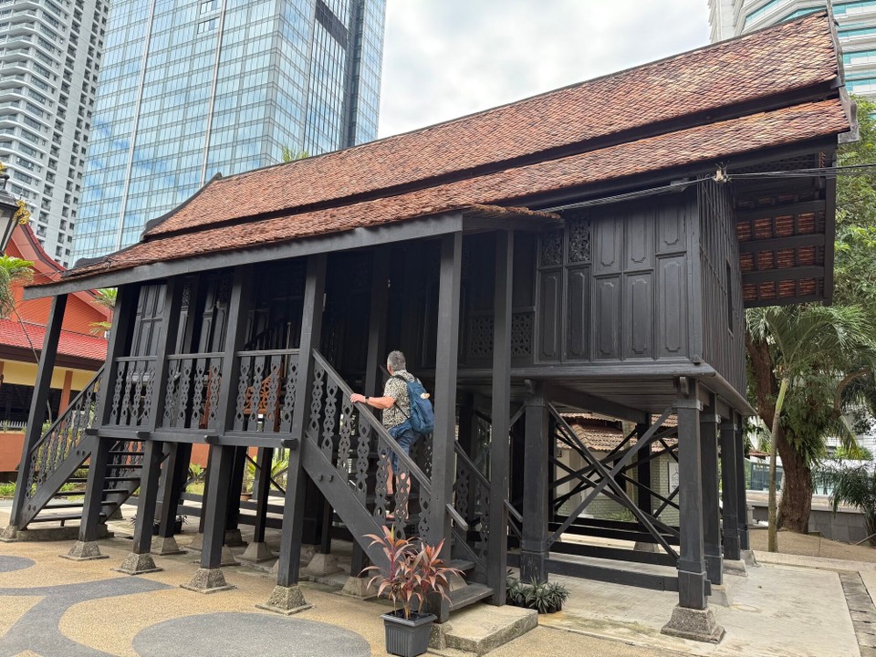 Malaysia - Kuala Lumpur - Ein traditionelles Langhaus der Malayen